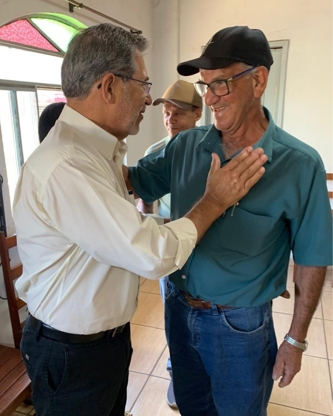 Vilson conversando com um trabalhador