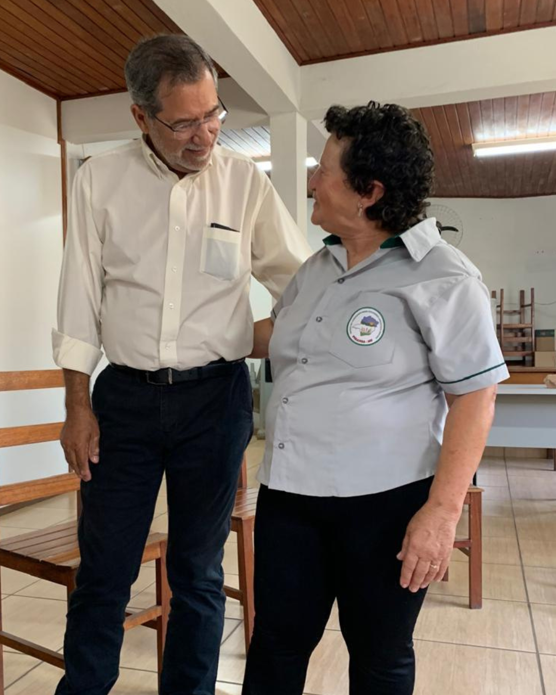 Vilson interagindo com uma trabalhadora